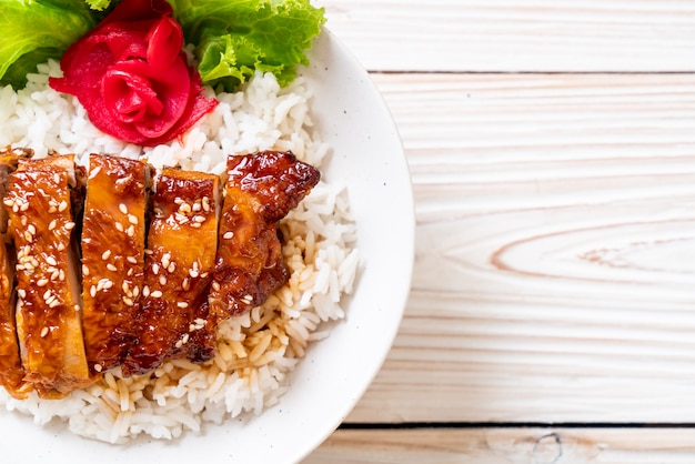 gegrilltes Hähnchen mit Teriyaki-Sauce auf Reis