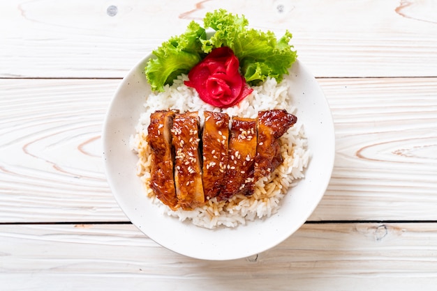 gegrilltes Hähnchen mit Teriyaki-Sauce auf Reis