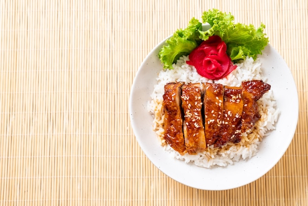 Gegrilltes Hähnchen mit Teriyaki-Sauce auf Reis