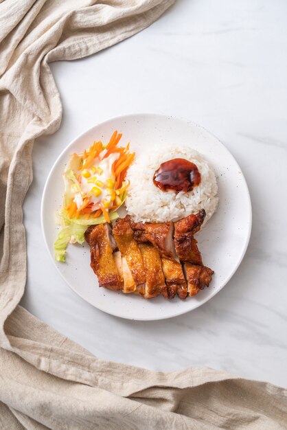 gegrilltes Hähnchen mit Teriyaki-Sauce und Reis