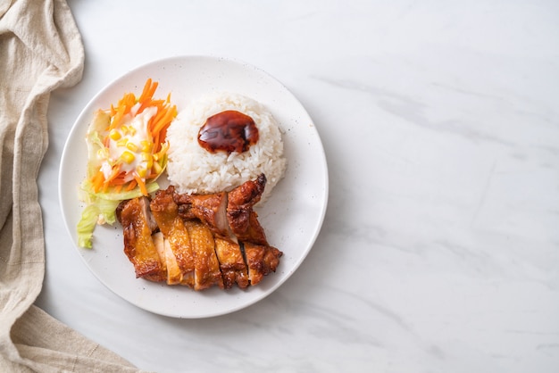 gegrilltes Hähnchen mit Teriyaki-Sauce und Reis