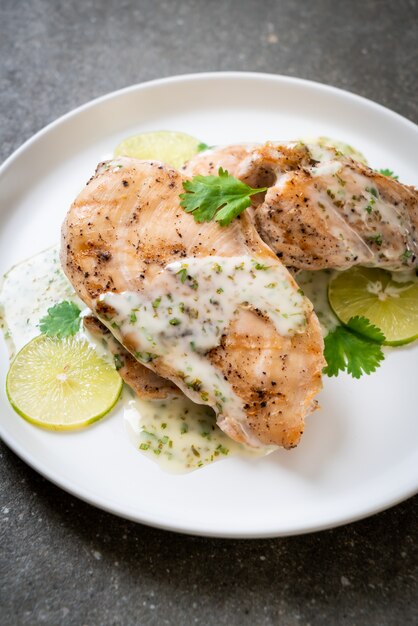 Gegrilltes Hähnchen mit Zitronen-Limetten-Sauce