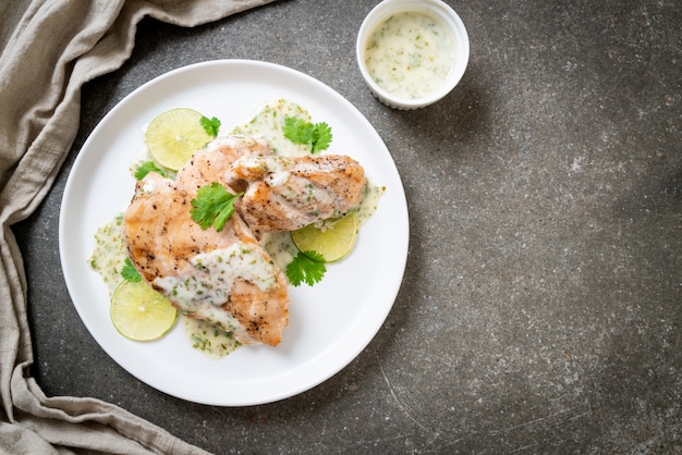 Gegrilltes Hähnchen mit Zitronen-Limetten-Sauce