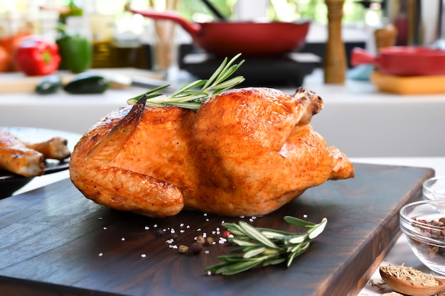 Gegrilltes Hähnchen mit Zutat auf Holzbrett in der Küche