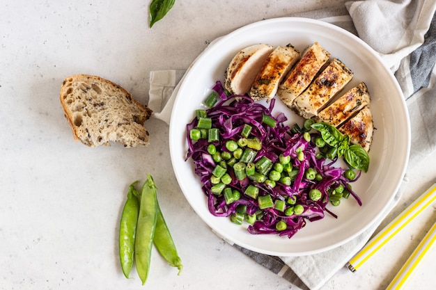 Gegrilltes Hähnchen, Rotkohl, grüne Erbsen und Bohnen