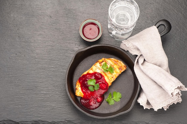 Gegrilltes Hähnchenbrustfilet mit Cranberry-Sauce Draufsicht