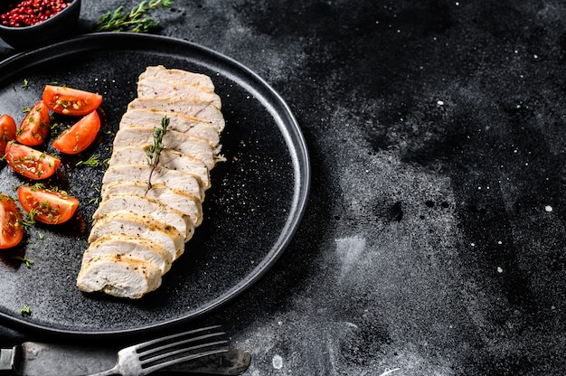 Gegrilltes Hähnchenfilet mit frischem Salat. Gesunde Ernährung. schwarzer Hintergrund. Draufsicht. Speicherplatz kopieren