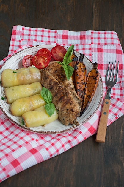 Gegrilltes Hähnchenfilet mit gebackenem Gemüse.