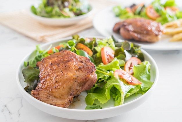 Gegrilltes Hähnchensteak mit Gemüsesalat