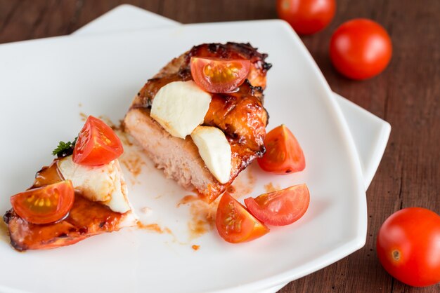 Gegrilltes Hähnchensteak mit Mozzarella und Kirschtomaten