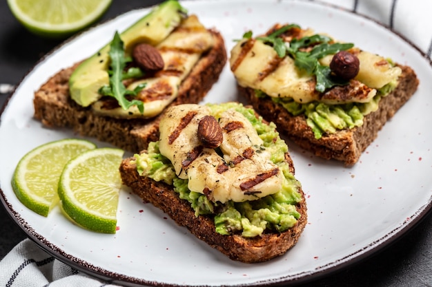 Gegrilltes Halloumi-Sandwich mit Avocado-Guacamole, Rucola