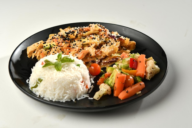 Gegrilltes Hühnchen . Gebratenes Hähnchenfilet und frischer Gemüsesalat aus Tomaten,