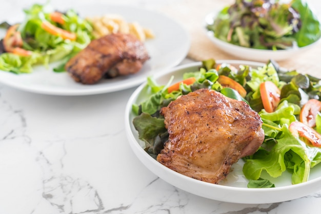 gegrilltes Hühnersteak mit Gemüsesalat