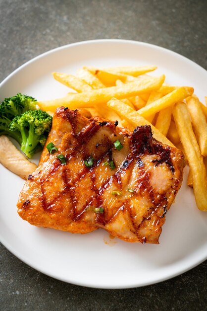 Gegrilltes Hühnersteak mit Kartoffelchips oder Pommes Frites