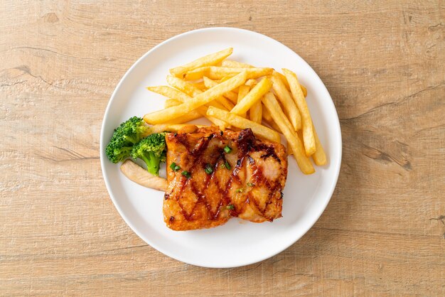 Gegrilltes Hühnersteak mit Kartoffelchips oder Pommes Frites