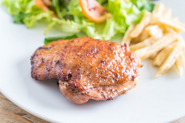 gegrilltes Hühnersteak mit Pommes Frites und Gemüsesalat