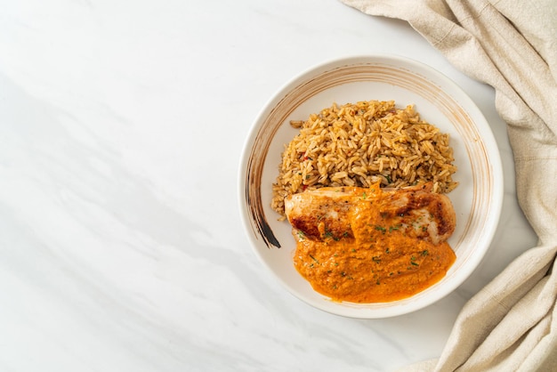 Gegrilltes Hühnersteak mit roter Currysauce und Reis - muslimische Küche