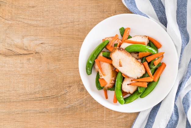 gegrilltes Huhn mit grünen Erbsen und Karotte