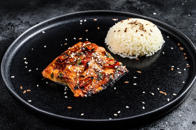 Gegrilltes japanisches Teriyaki-Lachsfilet, glasiert in köstlicher Sauce mit einer Beilage Reis. Draufsicht