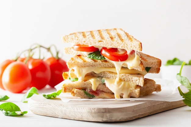 Gegrilltes Käse-Tomaten-Sandwich auf weißem Hintergrund