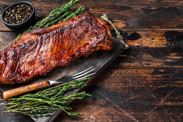 Gegrilltes Kalbsbrustfleisch vom Grill auf einer kurzen Sparerib auf einem Holzschneidebrett