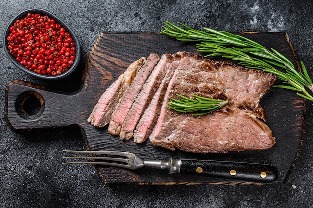 Gegrilltes Kalbsfleisch-Kotelettsteak auf einem Schneidebrett. Draufsicht.