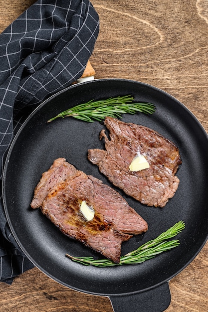 Gegrilltes Kalbsfleisch-Kotelettsteak auf einer Pfanne