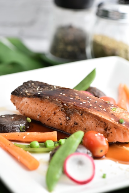 Gegrilltes Lachsfilet glasiert in köstlicher Teriyaki-Sauce (Sojasauce).