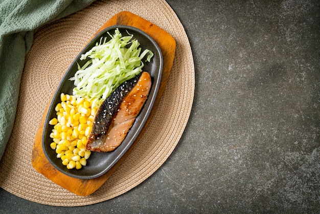 Gegrilltes Lachsfiletsteak auf heißer Platte