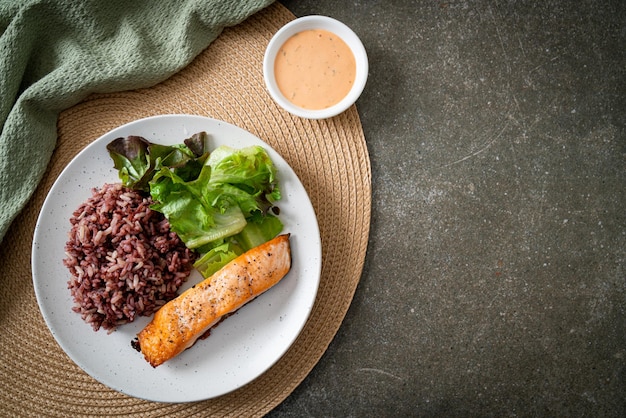 gegrilltes lachsfiletsteak mit reisbeeren und gemüse - gesunder essensstil