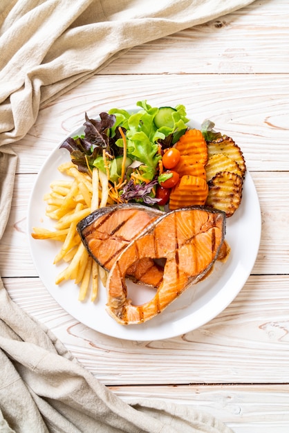 Gegrilltes Lachssteakfilet mit Gemüse und Pommes