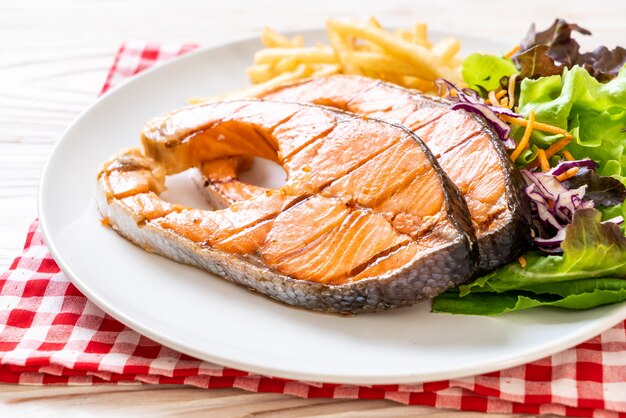 Gegrilltes Lachssteakfilet mit Pommes Frites