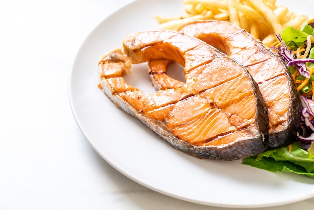 Gegrilltes Lachssteakfilet mit Pommes Frites