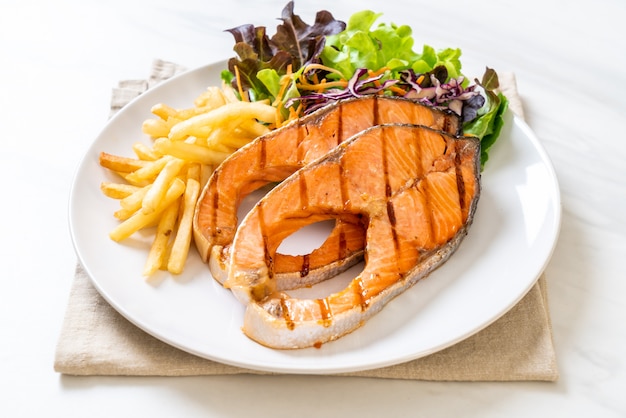 Gegrilltes Lachssteakfilet mit Pommes Frites