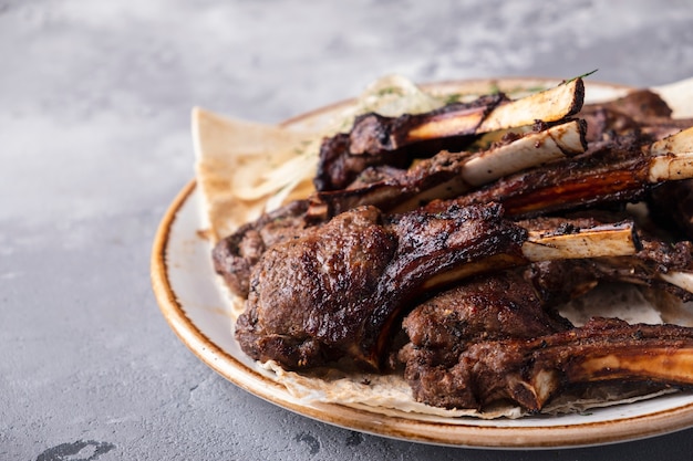 Gegrilltes Lammfleisch auf einer Platte.