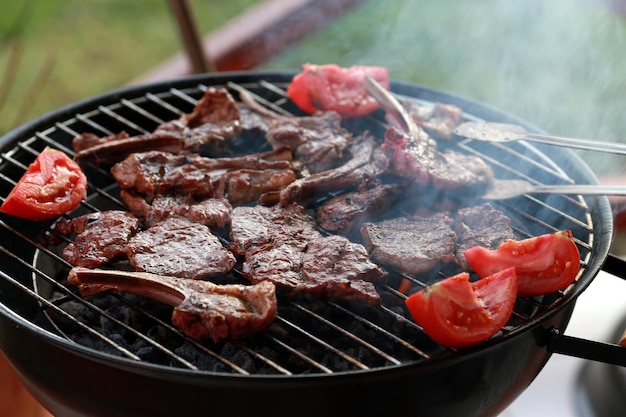 Gegrilltes Lammfleisch und Kalbfleisch mit viel Rauch beim Garen duftender Fleischgerichte in natürlicher Form