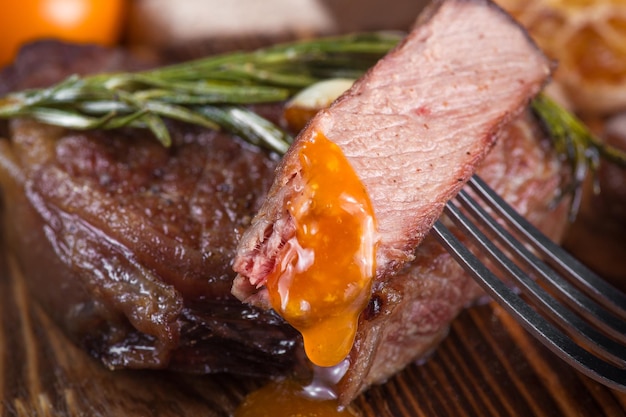 Gegrilltes marmoriertes Rindersteak Gegrilltes Rinderfiletsteak oder Rindergrützesteak auf einem Brett Nahaufnahme