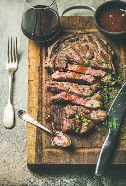 Gegrilltes Medium Rare Ribeye Beefsteak mit Rotwein