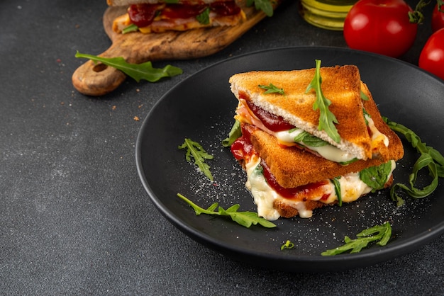 Gegrilltes Pizza-Sandwich