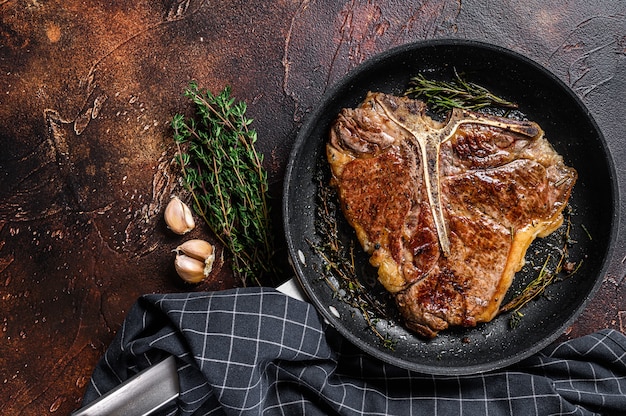 Gegrilltes Porterhouse-Rinderfleischsteak mit Kräutern in einer Pfanne