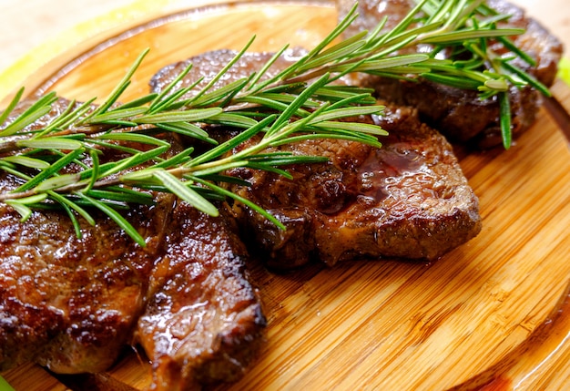 Gegrilltes Rib-Eye-Rindersteak in der Pfanne, Kochsteak in der Küche von oben