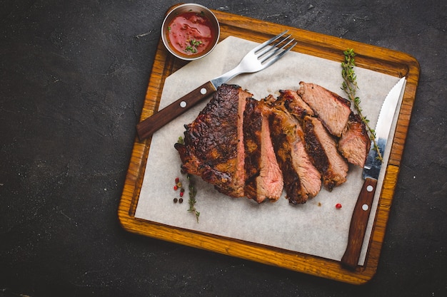 Gegrilltes Ribeye-Rindersteak, Kräuter und Gewürze