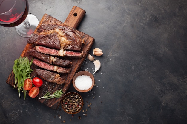 Gegrilltes Ribeye-Rindersteak mit Rotwein.