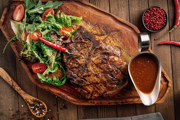 Gegrilltes Rinder-Ribeye-Steak mit Pfeffersauce