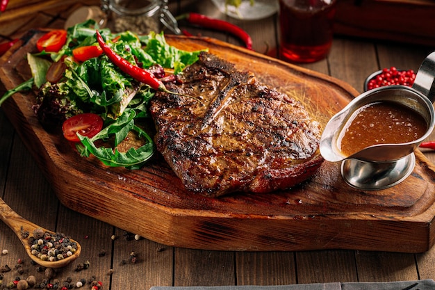 Gegrilltes Rinder-Ribeye-Steak mit Pfeffersauce