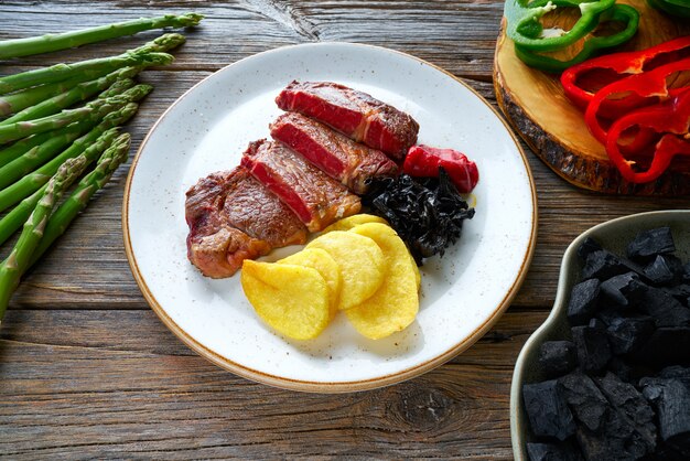 Gegrilltes Rinderfilet mit Pommes frites