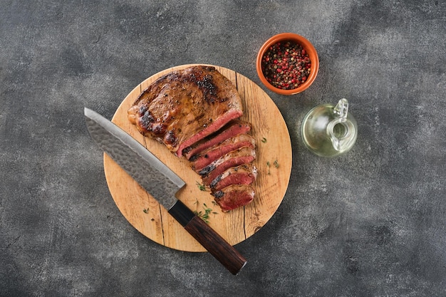 Gegrilltes Rinderherzsteak mit Pfeffer auf einem Holzbrett