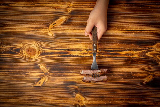 Gegrilltes Rindersteak auf der dunklen Holzoberfläche.