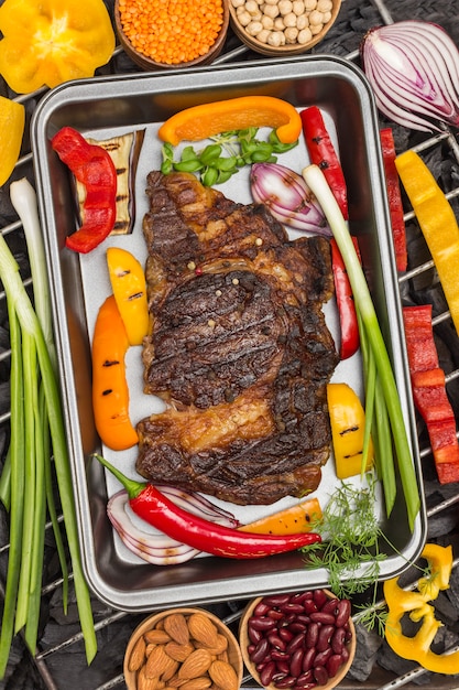 Gegrilltes Rindersteak mit Gemüse. Holzkohle.