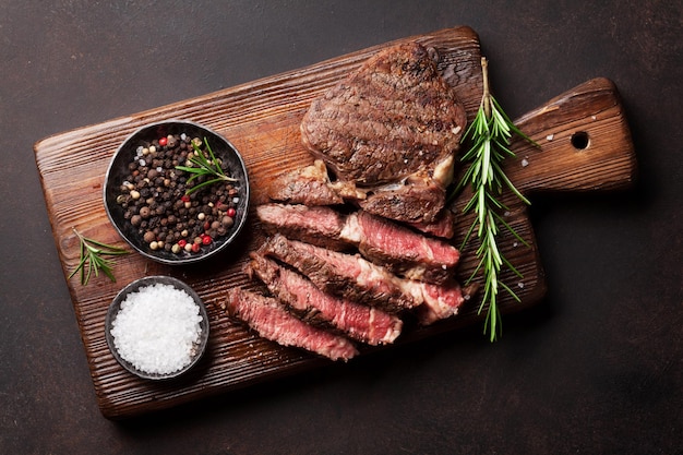 Gegrilltes Rindersteak mit Gewürzen auf Schneidebrett